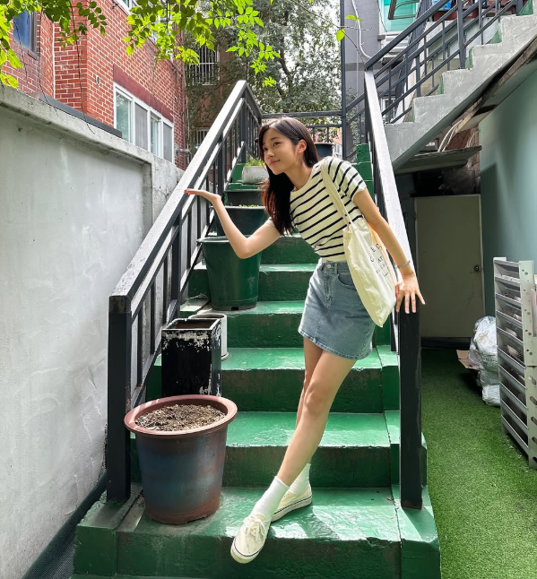 From Modeling to Double Rookie Awards: Roh Yoon-seo's Effortlessly Cool Campus Style