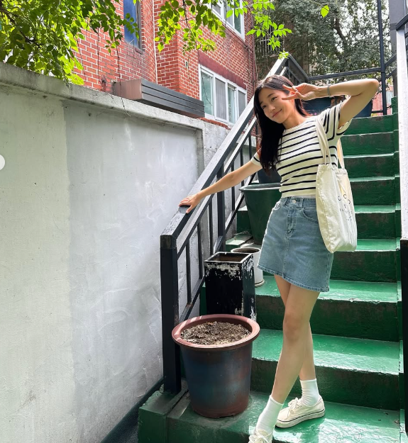 From Modeling to Double Rookie Awards: Roh Yoon-seo's Effortlessly Cool Campus Style