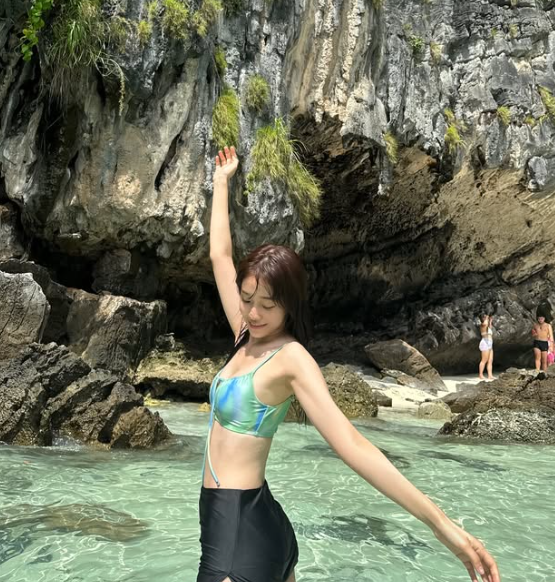 From Modeling to Double Rookie Awards: Roh Yoon-seo's Effortlessly Cool Campus Style
