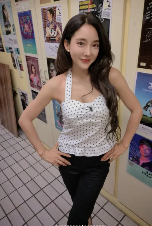 Legend-tier vocalist Bada brings retro vibes and backless drama to everyday Seoul