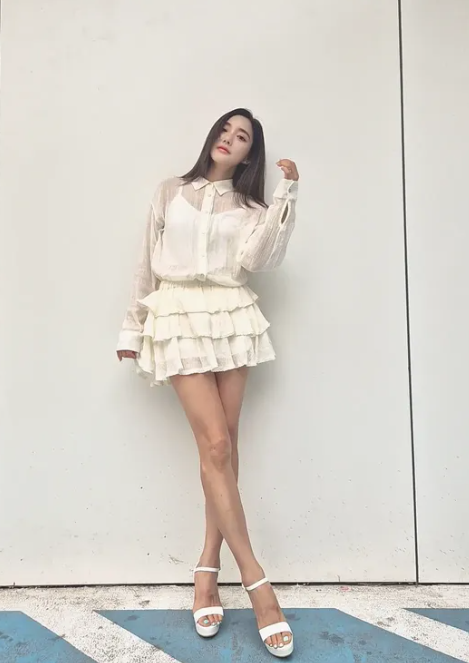 Legend-tier vocalist Bada brings retro vibes and backless drama to everyday Seoul