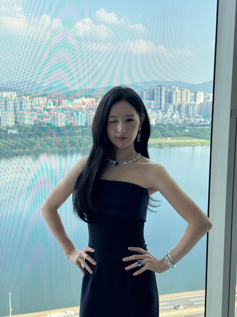 14 years to the crown—Kim Ji-won's white shirt and necktie moment captures her entire career arc