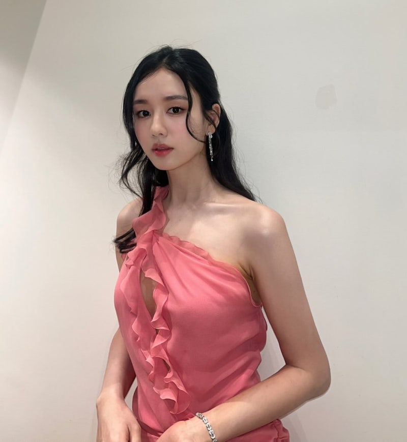 11 years in the industry, then 12% ratings gold—An Eun-jin pairs oversized white shirts with alley-night elegance