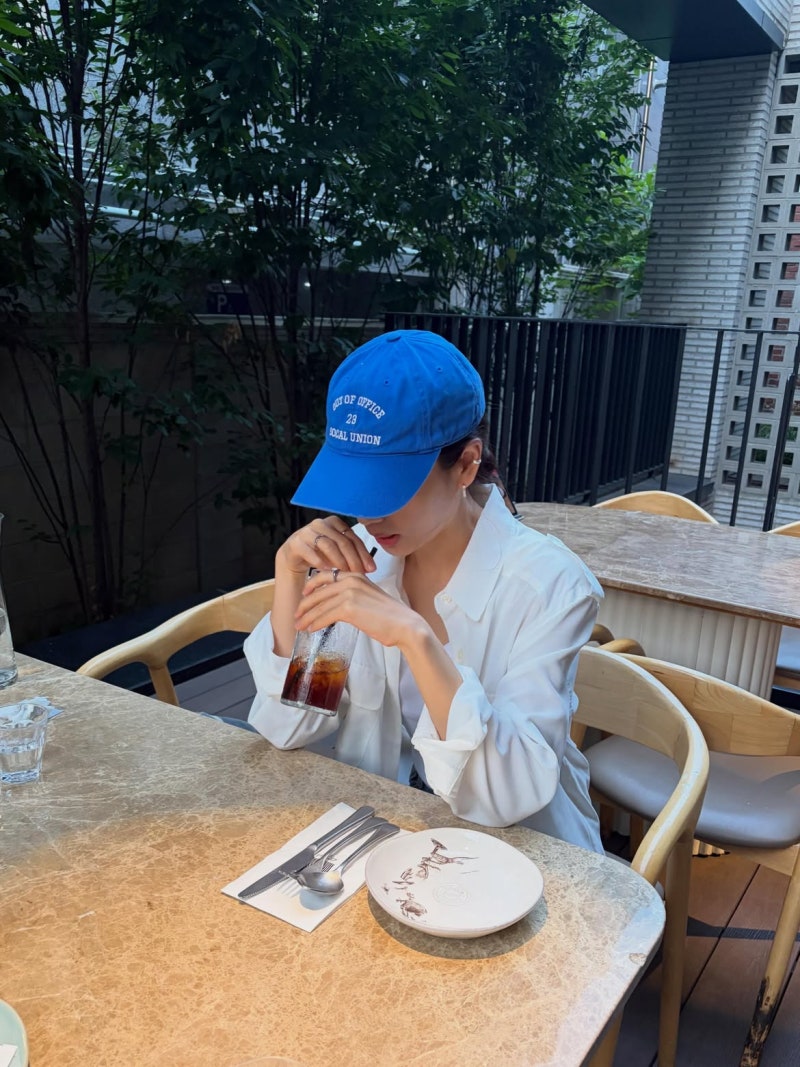 11 years in the industry, then 12% ratings gold—An Eun-jin pairs oversized white shirts with alley-night elegance