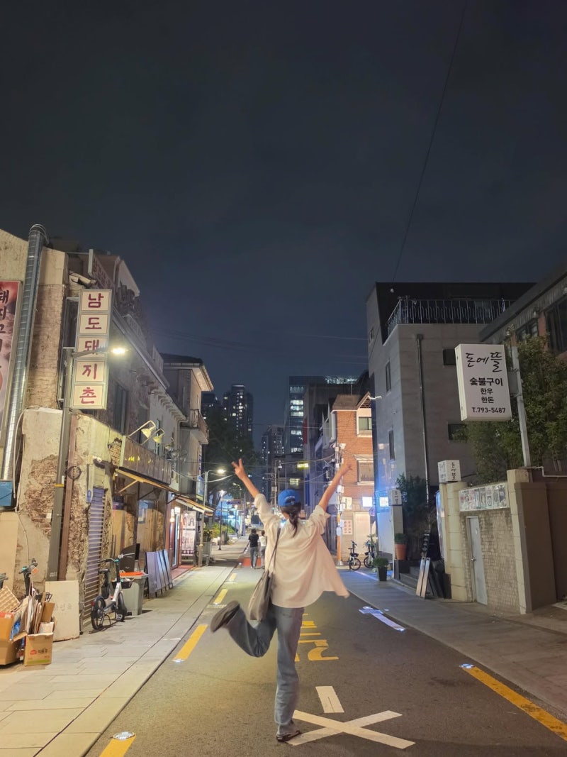 11 years in the industry, then 12% ratings gold—An Eun-jin pairs oversized white shirts with alley-night elegance