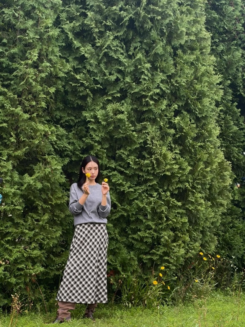 11 years in the industry, then 12% ratings gold—An Eun-jin pairs oversized white shirts with alley-night elegance