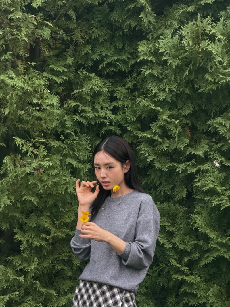 11 years in the industry, then 12% ratings gold—An Eun-jin pairs oversized white shirts with alley-night elegance