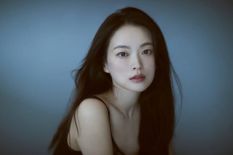The chameleon actress who dies in movies—Cheon Woo-hee brings graphic tees and ribbon blouses into focus
