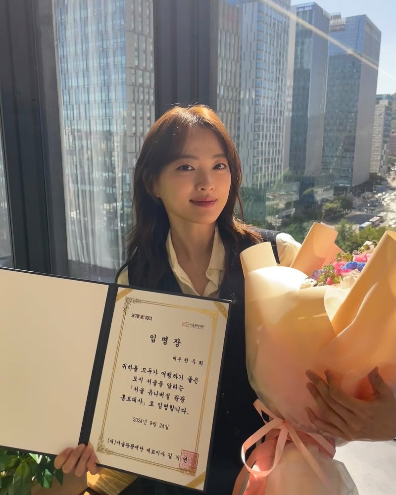 The chameleon actress who dies in movies—Cheon Woo-hee brings graphic tees and ribbon blouses into focus