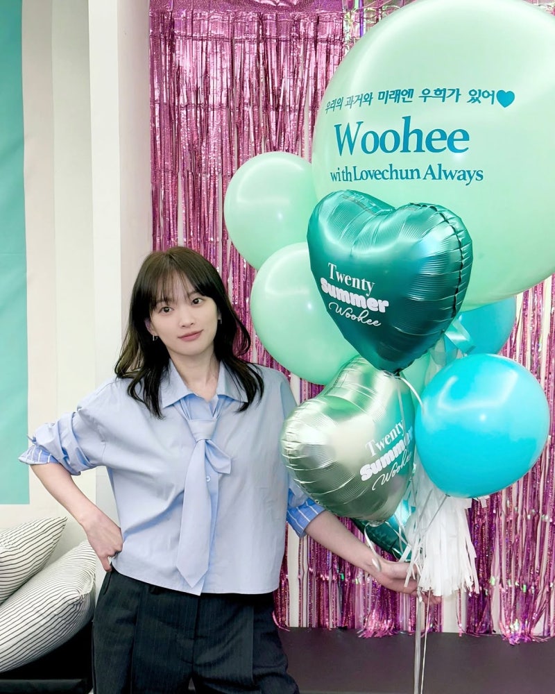 The chameleon actress who dies in movies—Cheon Woo-hee brings graphic tees and ribbon blouses into focus