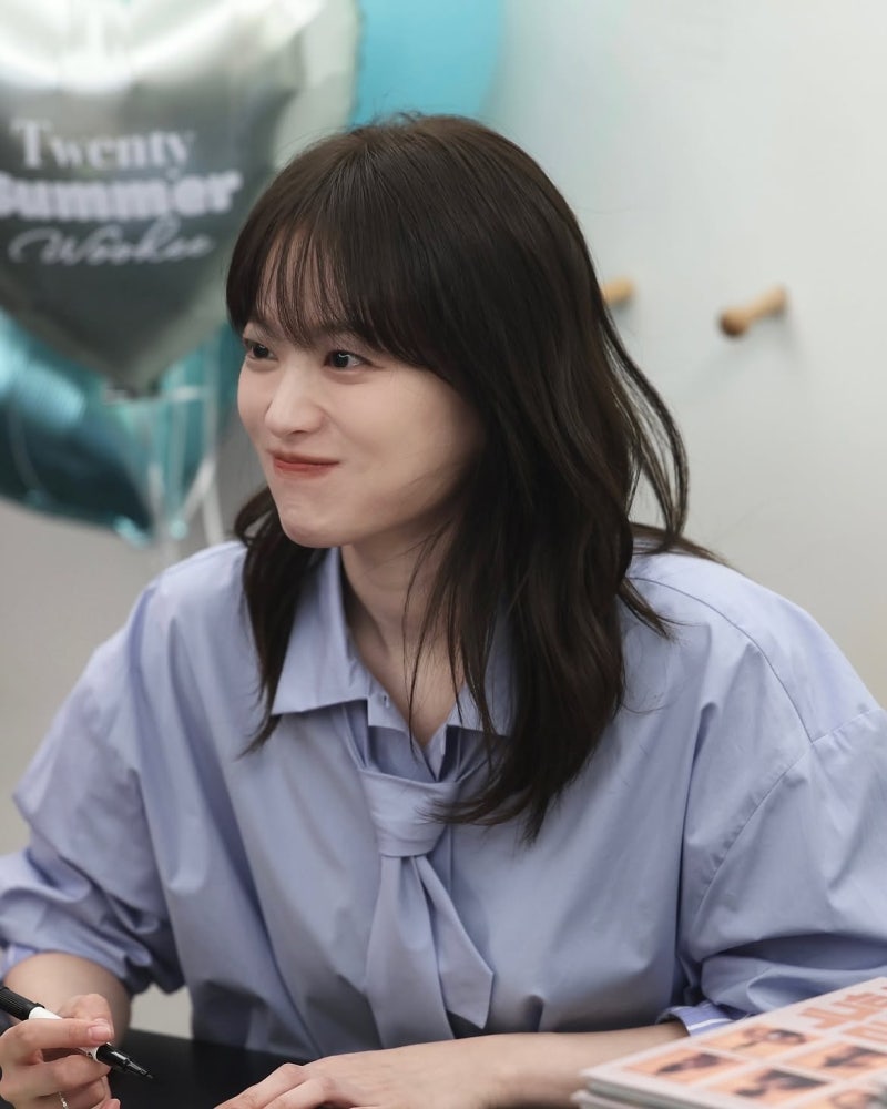 The chameleon actress who dies in movies—Cheon Woo-hee brings graphic tees and ribbon blouses into focus