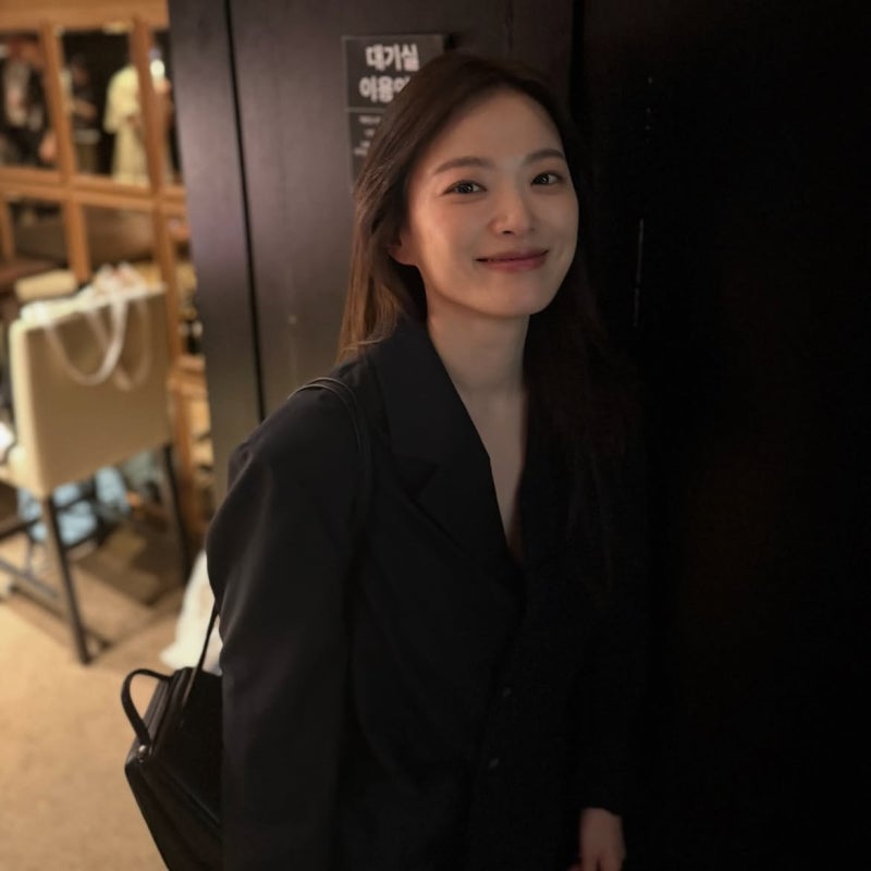 The chameleon actress who dies in movies—Cheon Woo-hee brings graphic tees and ribbon blouses into focus
