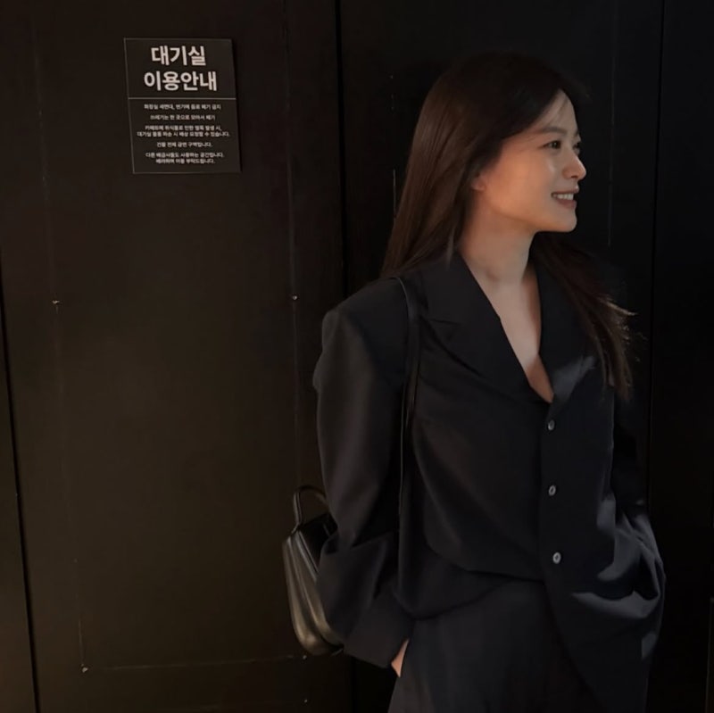 The chameleon actress who dies in movies—Cheon Woo-hee brings graphic tees and ribbon blouses into focus