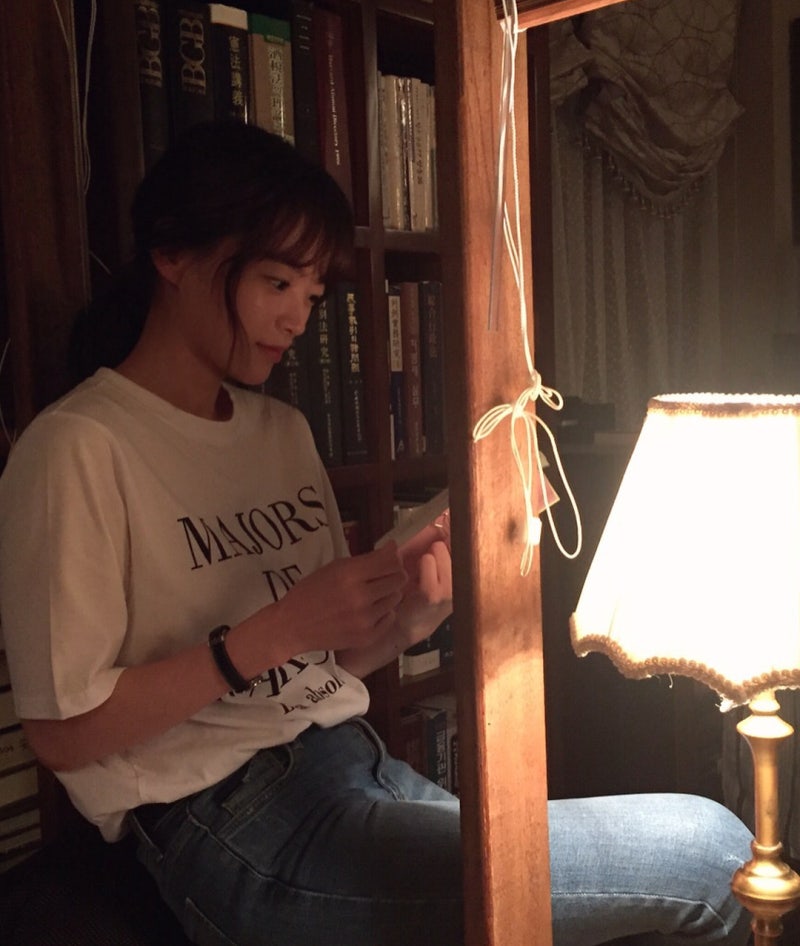 The chameleon actress who dies in movies—Cheon Woo-hee brings graphic tees and ribbon blouses into focus