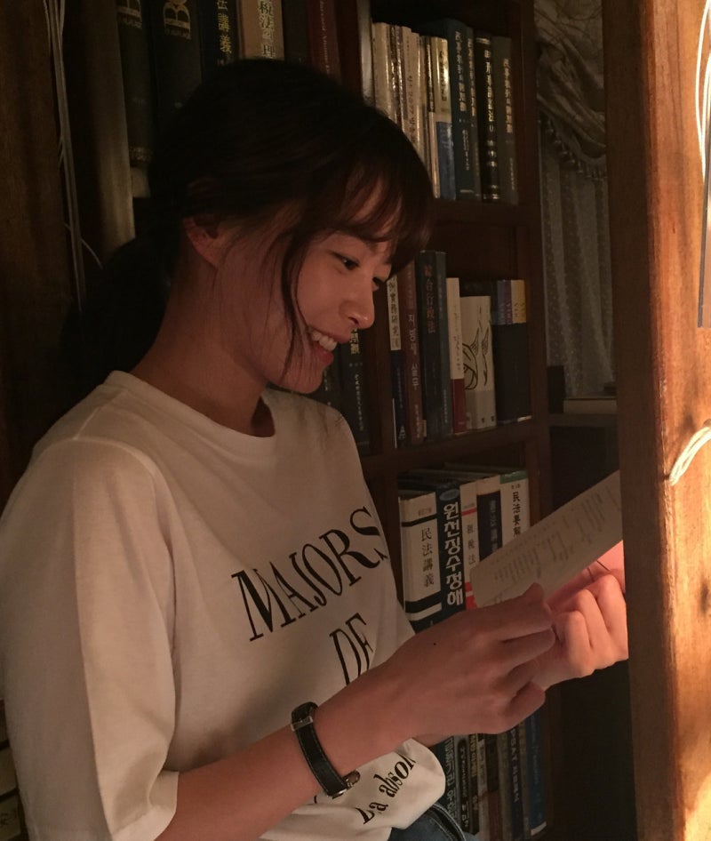 The chameleon actress who dies in movies—Cheon Woo-hee brings graphic tees and ribbon blouses into focus