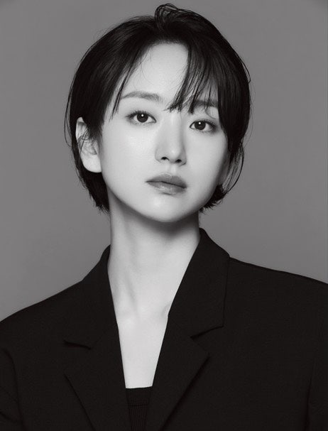 From part-time jobs to acting's big stage—Won Jin-ah's effortless city stroll in black wrap