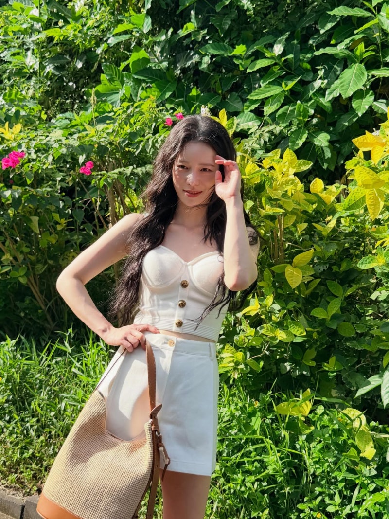 Lim Ji-yeon's Denim-Tweed Jacket Moment: Late-Bloomer Energy Meets European Edge