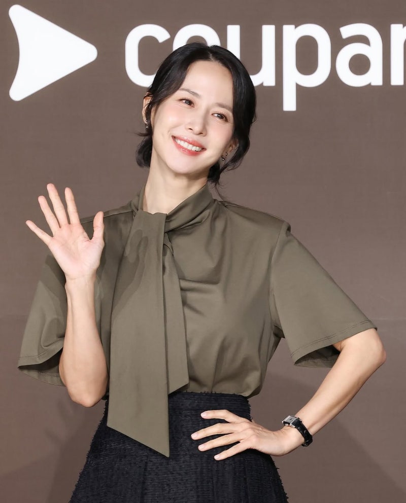 The Seongnam Beauty Who Was Dongduk Royalty: Jo Yeo-jeong's Oversized-Shirt Genius