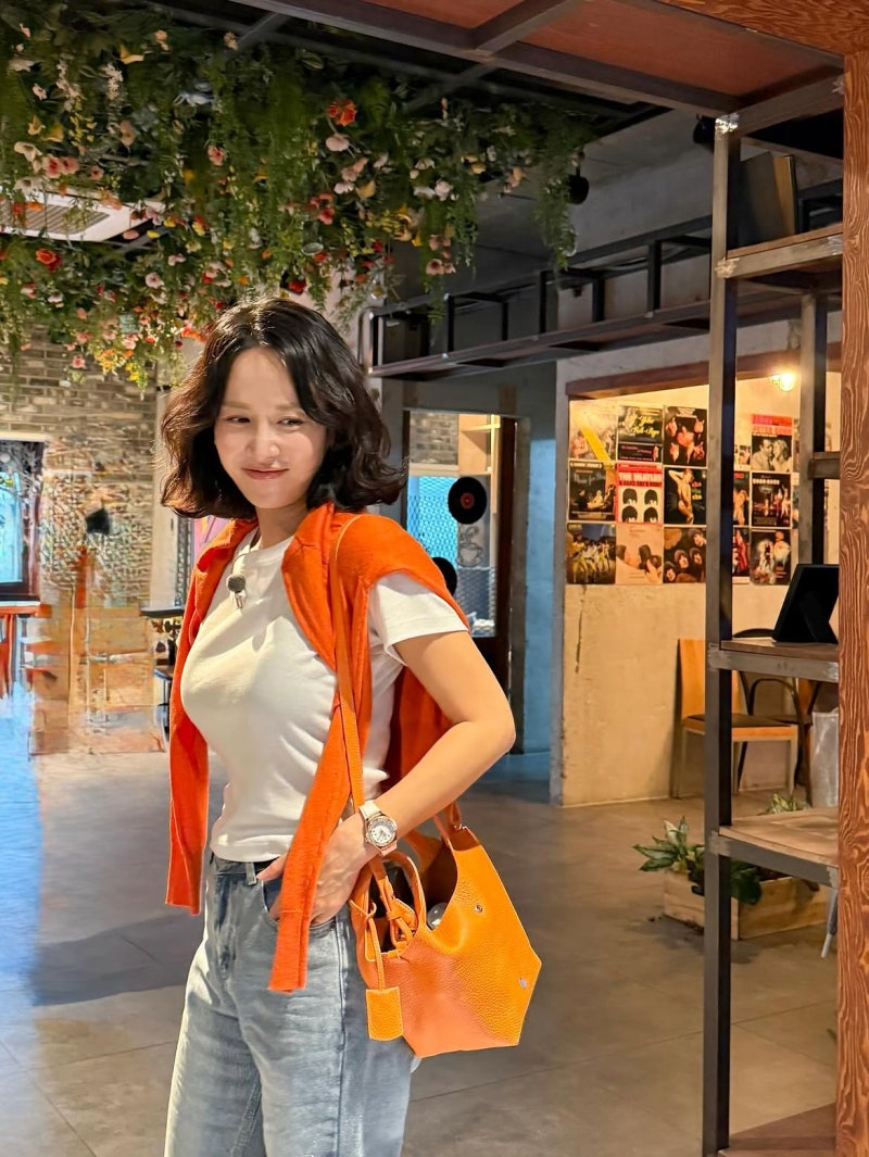 The Seongnam Beauty Who Was Dongduk Royalty: Jo Yeo-jeong's Oversized-Shirt Genius