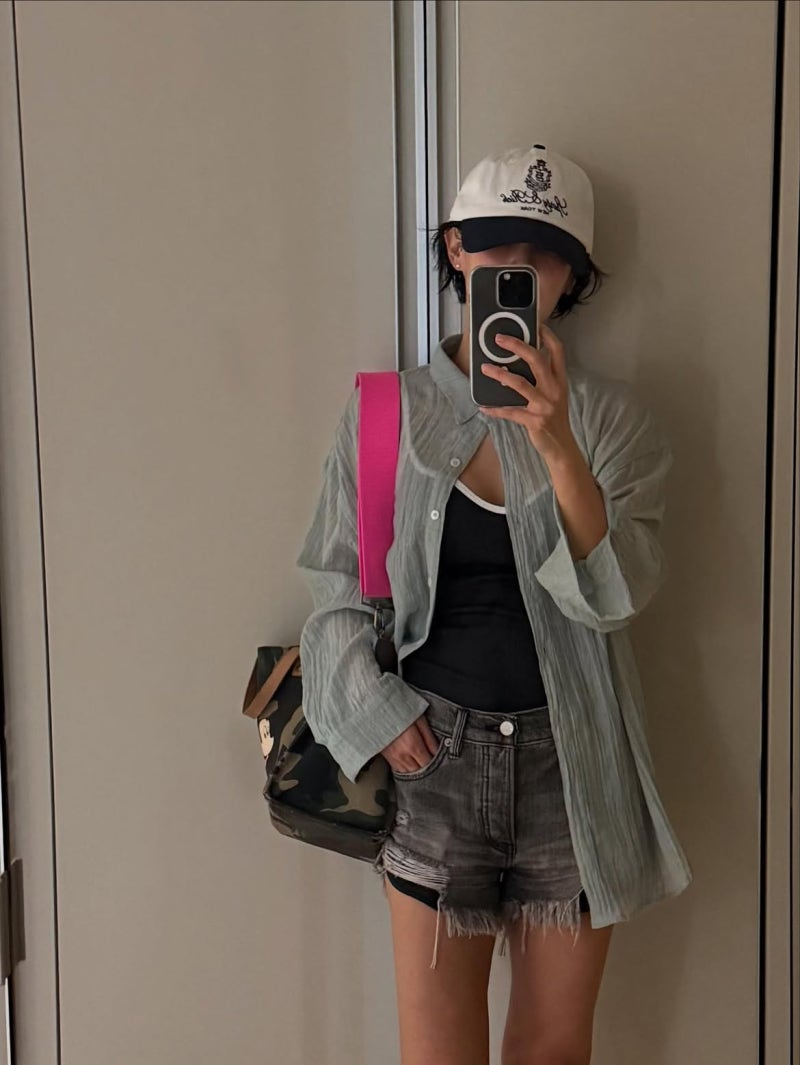 The Seongnam Beauty Who Was Dongduk Royalty: Jo Yeo-jeong's Oversized-Shirt Genius
