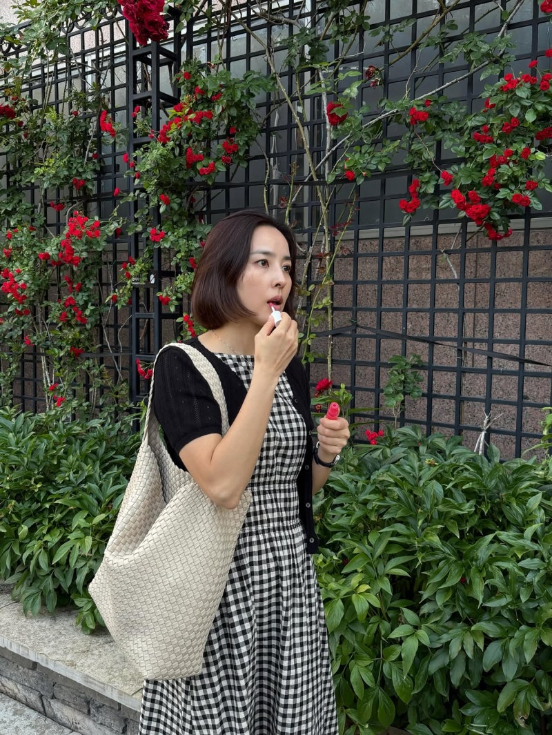 Born beautiful before the cameras: Han Hye-jin's three-tone rule and the brown leather thing