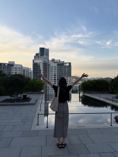 Born beautiful before the cameras: Han Hye-jin's three-tone rule and the brown leather thing