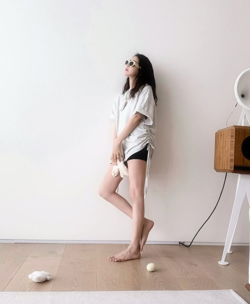 From mysterious to hilarious: Lee Ji-a's minimalist play between tough and delicate fabrics