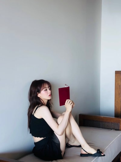 She Sleeps 10 Hours and Has Killer Proportions—Watch Jo I-hyun Build Entire Moods Around Bags