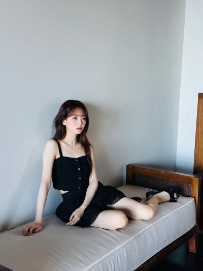 She Sleeps 10 Hours and Has Killer Proportions—Watch Jo I-hyun Build Entire Moods Around Bags