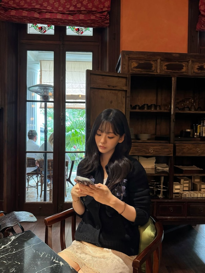 She Sleeps 10 Hours and Has Killer Proportions—Watch Jo I-hyun Build Entire Moods Around Bags