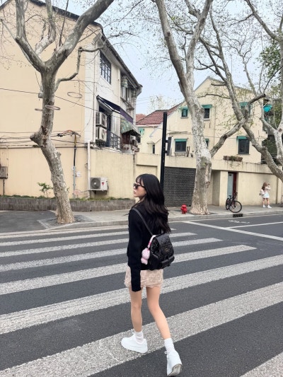 She Sleeps 10 Hours and Has Killer Proportions—Watch Jo I-hyun Build Entire Moods Around Bags