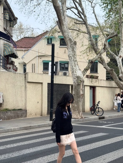 She Sleeps 10 Hours and Has Killer Proportions—Watch Jo I-hyun Build Entire Moods Around Bags