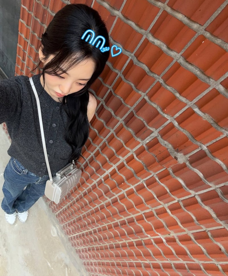 She Sleeps 10 Hours and Has Killer Proportions—Watch Jo I-hyun Build Entire Moods Around Bags