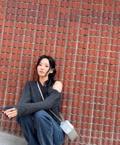 She Sleeps 10 Hours and Has Killer Proportions—Watch Jo I-hyun Build Entire Moods Around Bags