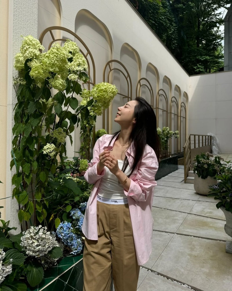 From Girl-Group Maknae to Theater Star: An So-hee's Casual Mastery