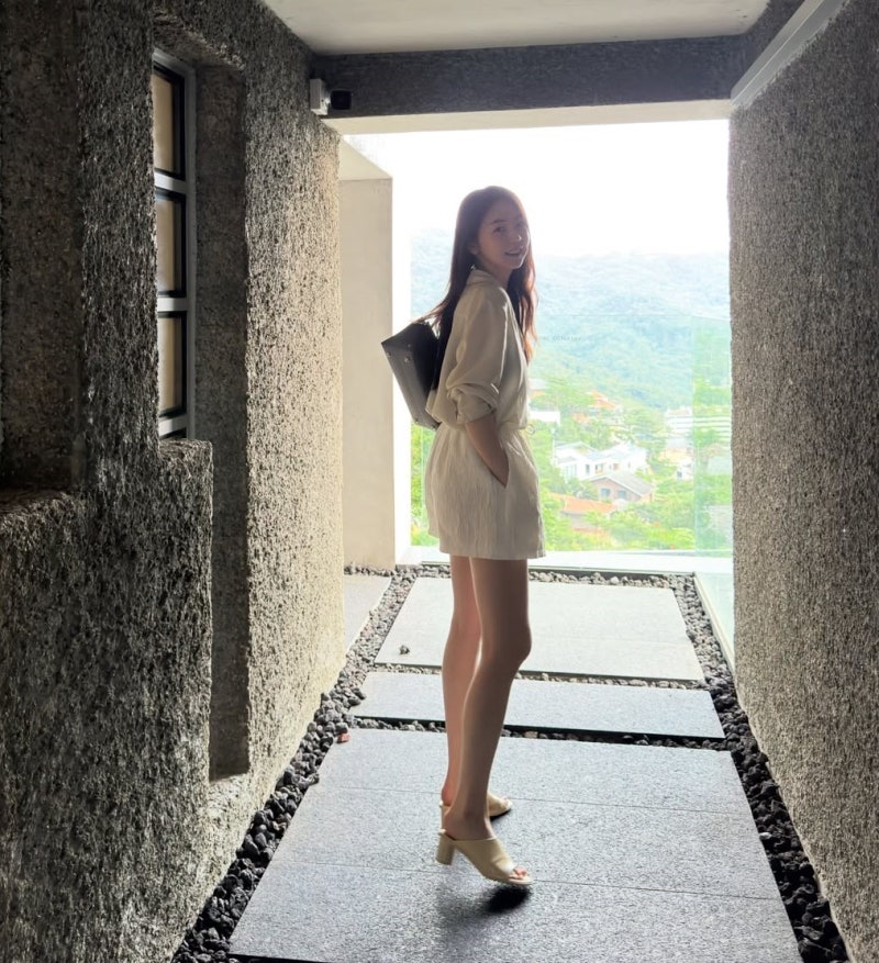 From Girl-Group Maknae to Theater Star: An So-hee's Casual Mastery