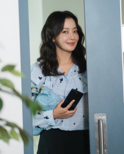 100-Year-Beauty Approach: Kim Hee-sun Shows Why Monochrome Isn't Boring