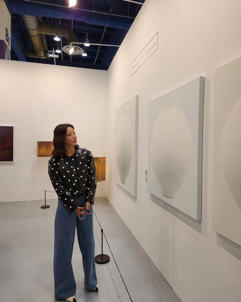 100-Year-Beauty Approach: Kim Hee-sun Shows Why Monochrome Isn't Boring