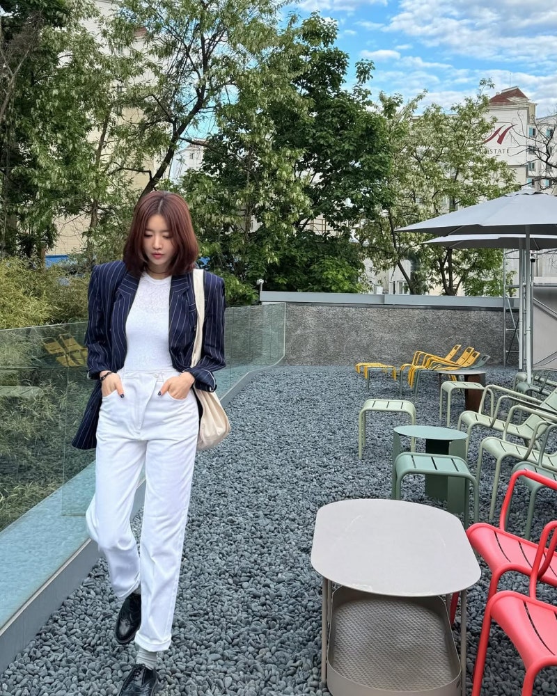 She debuted as a fashion magazine model, but became a commanding actress capable of even taking on the role of the Queen. Here are her jacket styling know-how!