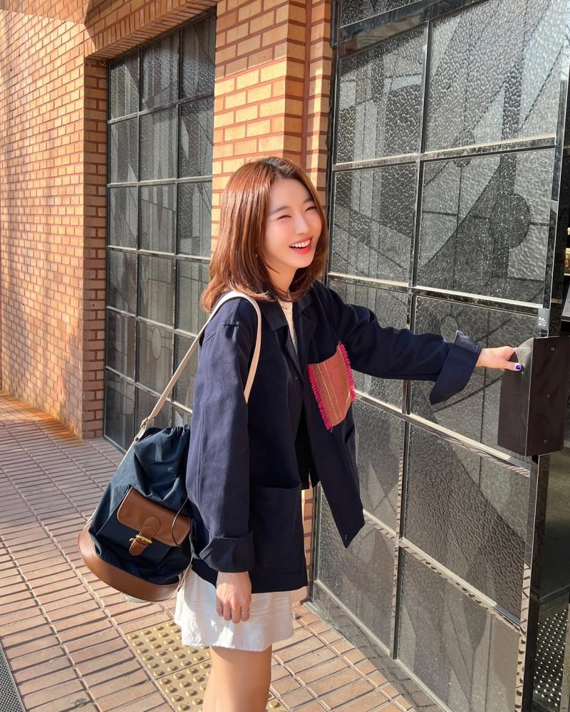 She debuted as a fashion magazine model, but became a commanding actress capable of even taking on the role of the Queen. Here are her jacket styling know-how!