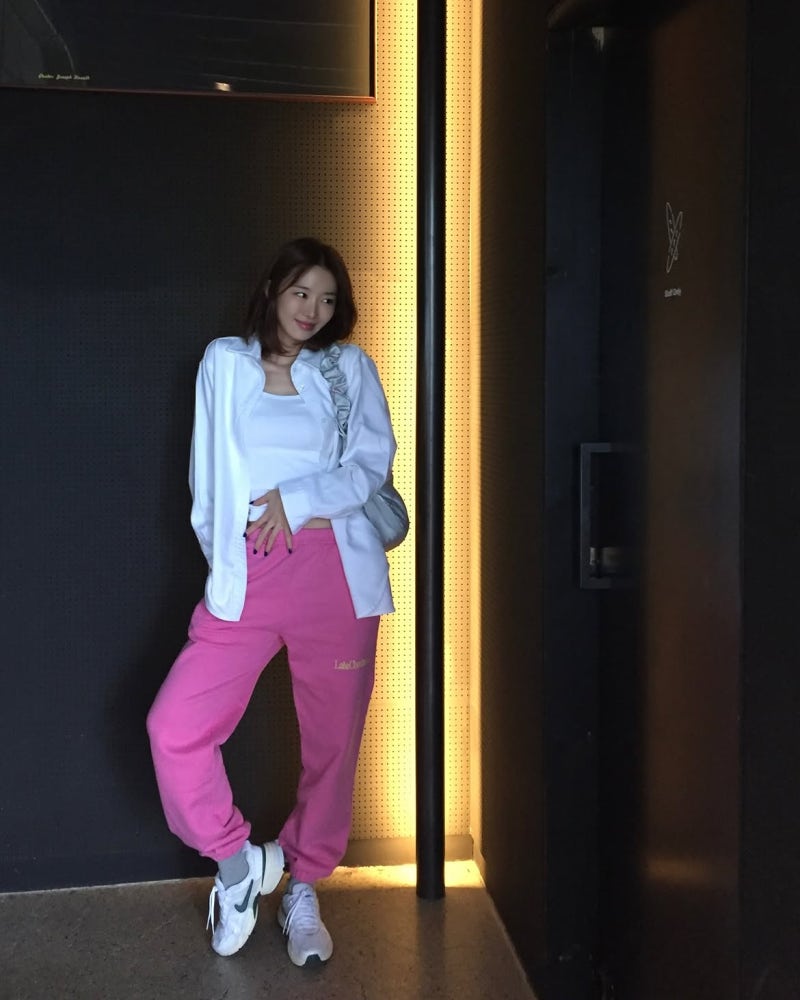 She debuted as a fashion magazine model, but became a commanding actress capable of even taking on the role of the Queen. Here are her jacket styling know-how!