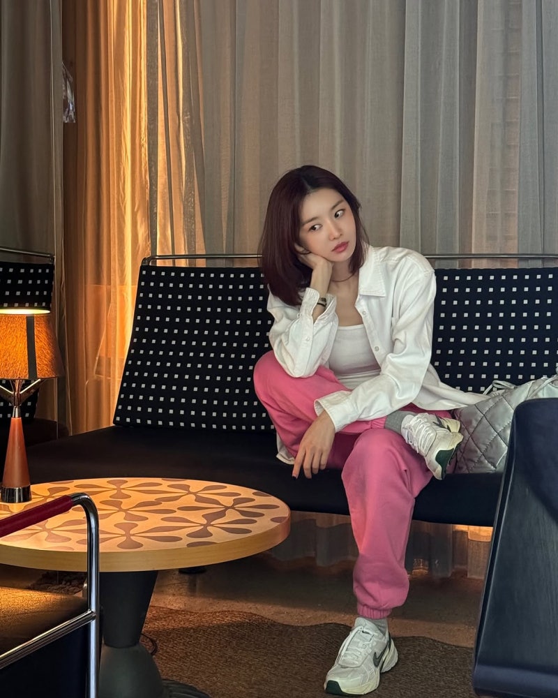 She debuted as a fashion magazine model, but became a commanding actress capable of even taking on the role of the Queen. Here are her jacket styling know-how!