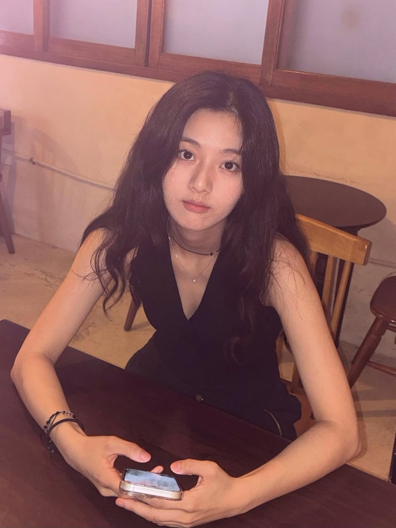 An outfit that accentuates the waistline of the actress who beat a 300:1 competition ratio for her debut opposite a top star... and holds the record for the youngest MC in history!