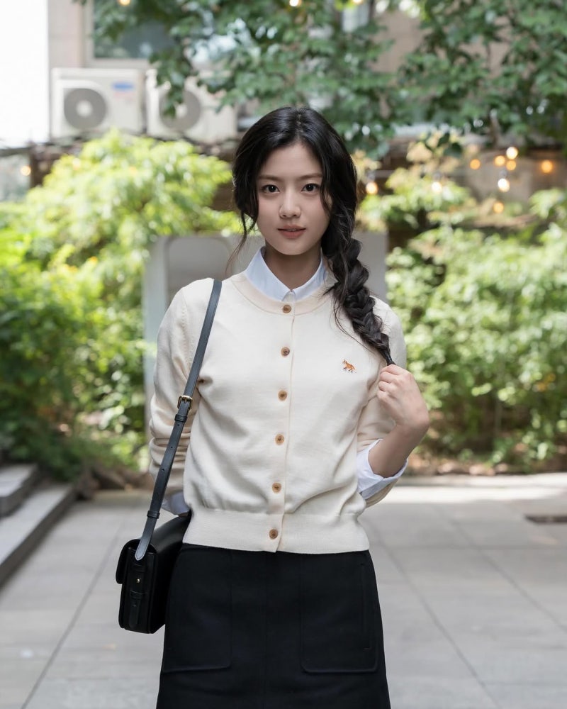 An outfit that accentuates the waistline of the actress who beat a 300:1 competition ratio for her debut opposite a top star... and holds the record for the youngest MC in history!