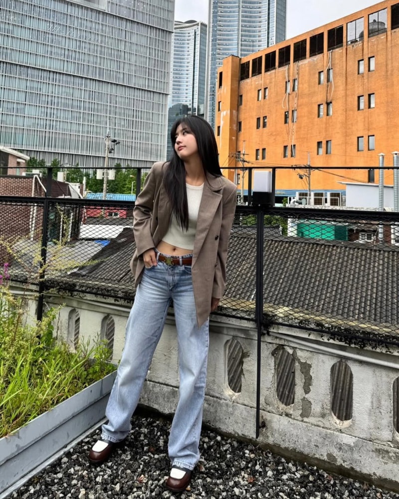 An outfit that accentuates the waistline of the actress who beat a 300:1 competition ratio for her debut opposite a top star... and holds the record for the youngest MC in history!