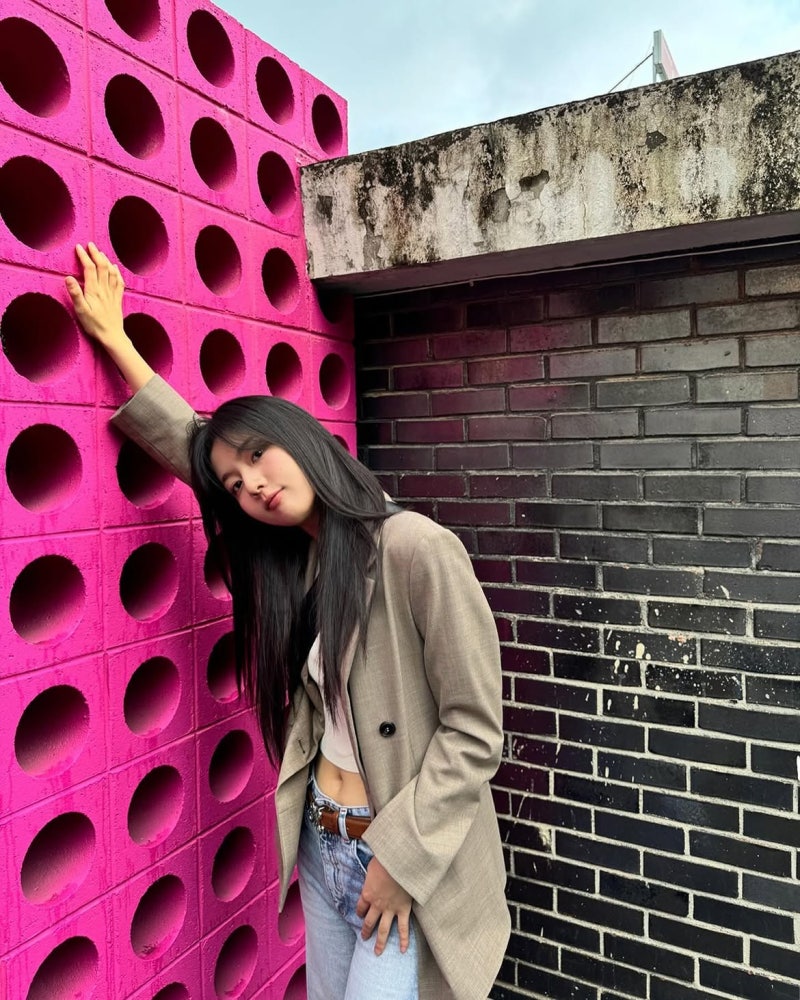 An outfit that accentuates the waistline of the actress who beat a 300:1 competition ratio for her debut opposite a top star... and holds the record for the youngest MC in history!