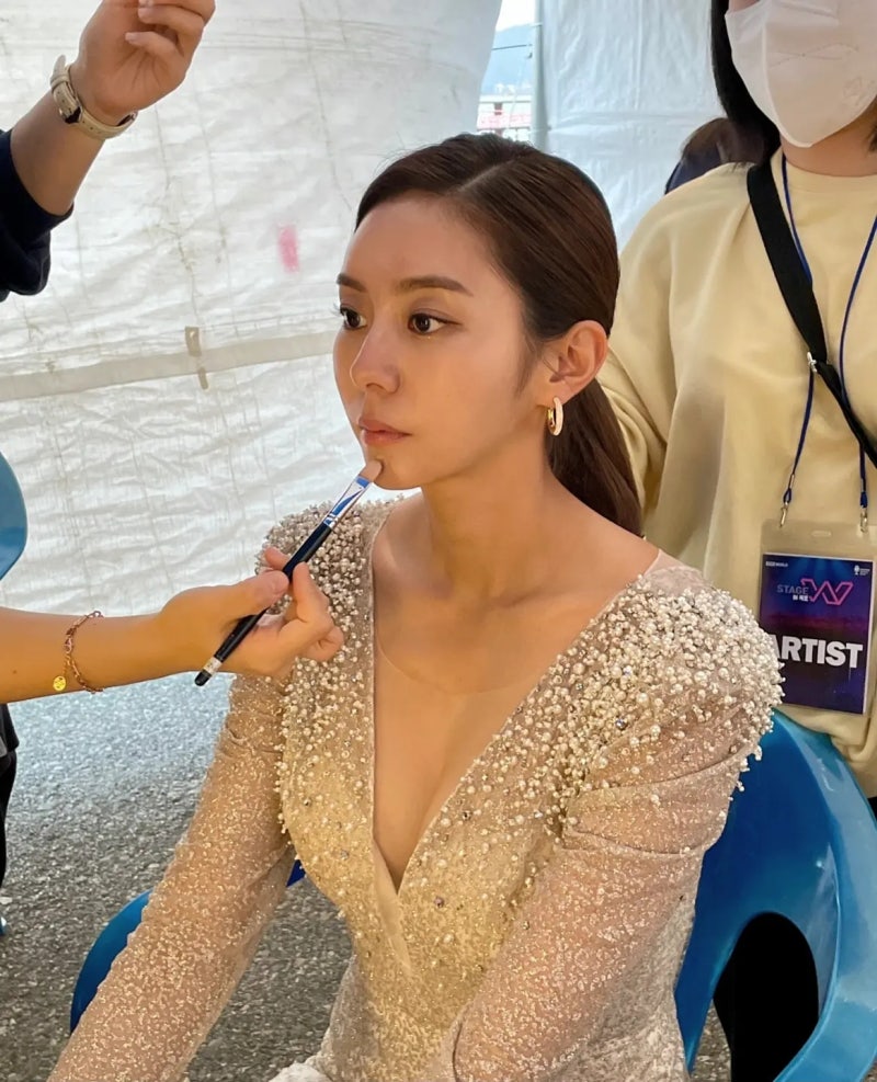 She is tall, but her arms and legs are exceptionally long, so her sleeves were always too short... The 'honey thighs' actress's method for choosing bottoms that make her legs look longer!