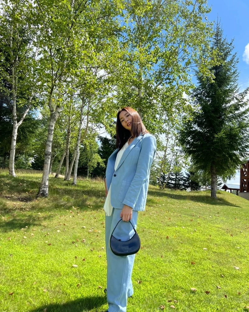She is tall, but her arms and legs are exceptionally long, so her sleeves were always too short... The 'honey thighs' actress's method for choosing bottoms that make her legs look longer!