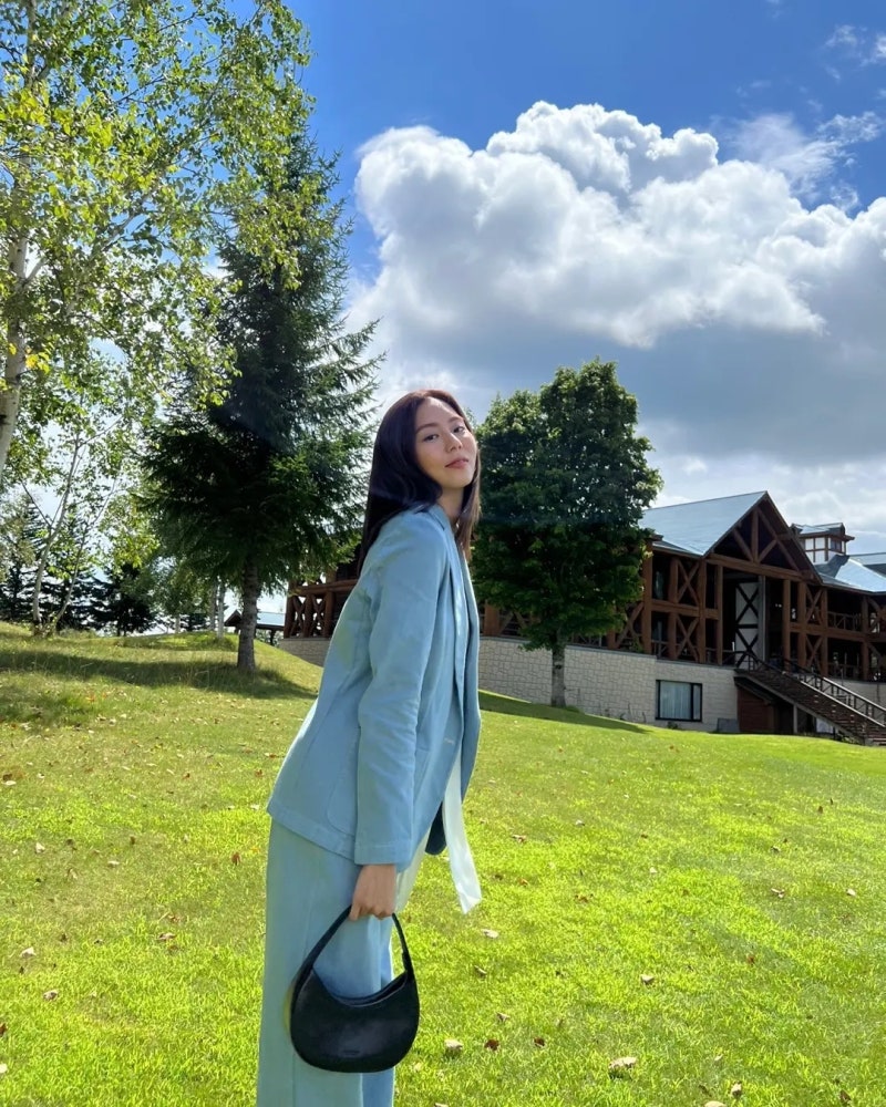 She is tall, but her arms and legs are exceptionally long, so her sleeves were always too short... The 'honey thighs' actress's method for choosing bottoms that make her legs look longer!