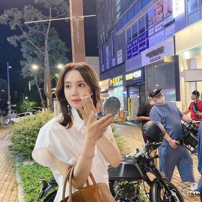 It’s just a comment on TV, but she looks so young she could be mistaken for a daughter or sister... Here is how a Miss Korea actress chooses bottoms to make her legs look longer!